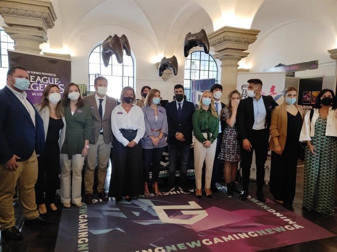 La consejera de Empleo, Formación y Trabajo Autónomo, Rocío Blanco (centro), entre otras autoridades, en la inauguración de Eutopía 21.