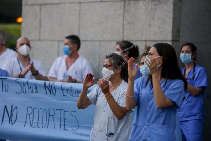 Archivo - Personal sanitario del Hospital Clínico San Carlos de la Comunidad de Madrid aplaude durante la primera protesta de la desescalada con concentraciones en hospitales y centros de salud. Los sanitarios se han manifestado en esta ocasión no para 