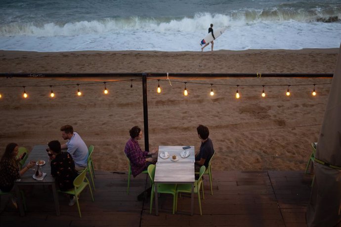 Archivo - La terraza de un restaurante, frente a la playa de la Barceloneta, a 4 de agosto de 2021, en Barcelona, Catalunya (España). Barcelona afronta este verano una temporada turística marcada por la quinta ola de la pandemia por Covid-19 en España, 