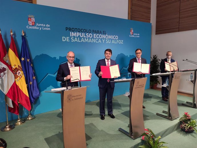 El presidente de la Diputación, Javier Iglesias, el presidente de la Junta, Alfonso Fernández Mañueco, el alcalde de Salamanca, Carlos García Carbayo, y el rector de la USAL, Ricardo Rivero, de izquierda a derecha, en la firma