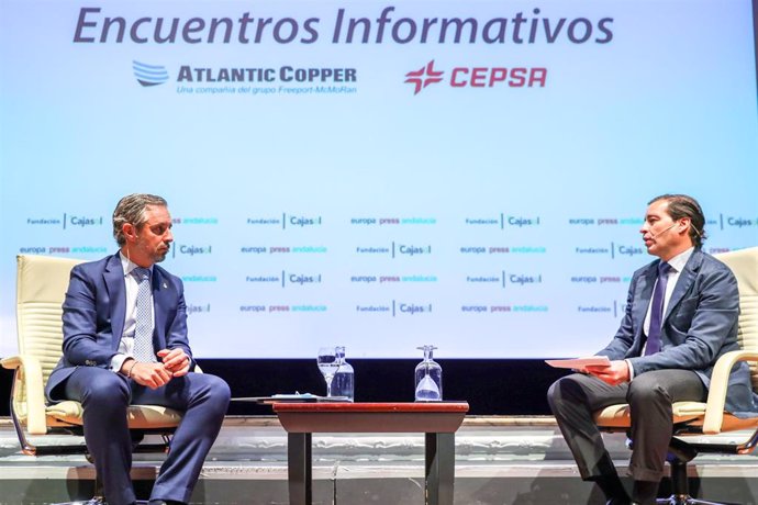 El consejero de Hacienda, Juan Bravo, con el delegado de Europa Press Andalucía, Francisco Morón, este viernes durante los Encuentros Informativos de Europa Press.