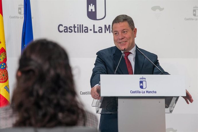 El presidente de Castilla-La Mancha, Emiliano García-Page, inaugura el gimnasio de Belmonte