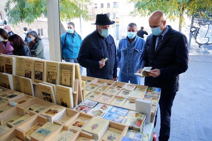 El Alcalde De León, José Antonio Diez, Visita La XXIX Feria Del Libro Antiguo Y De Ocasión.