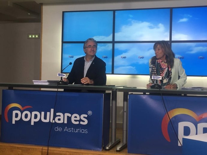 El portavoz adjunto del PP en la Junta General, Pablo González, y la diputada del PP por Asturias en el Congreso, Paloma Gázquez