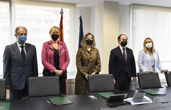 Todos los firmantes del acuerdo para lanzar la autopista ferroviaria entre Zaragoza y Algeciras