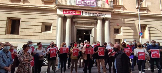 Protesta de CCOO Baleares contra el ataque a la sede del sindicato italiano CGIL.