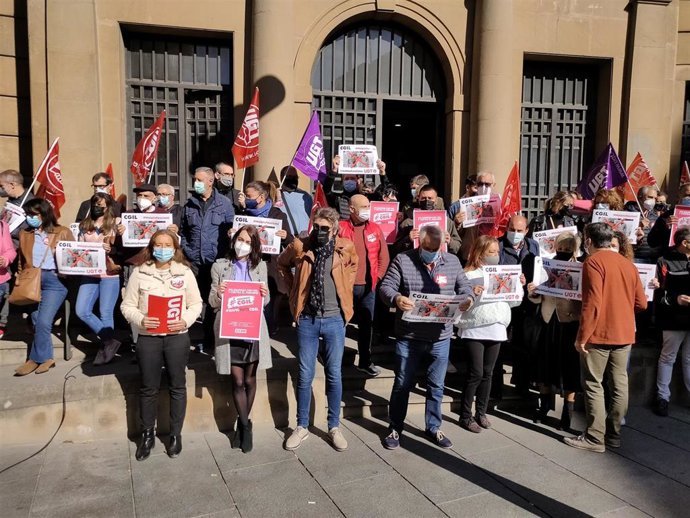 Los representantes de CCOO y UGT se concentran ante la sede de ambos sindicatos en Pamplona.