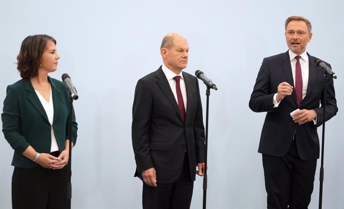 15 October 2021, Berlin: (L-R)Annalena Baerbock, federal leader of Alliance 90/The Greens (Bündnis 90/Die Grünen), Olaf Scholz, Social Democratic Party of Germany (SPD) candidate for Chancellor and Federal Minister of Finance, and Christian Lindner, pa