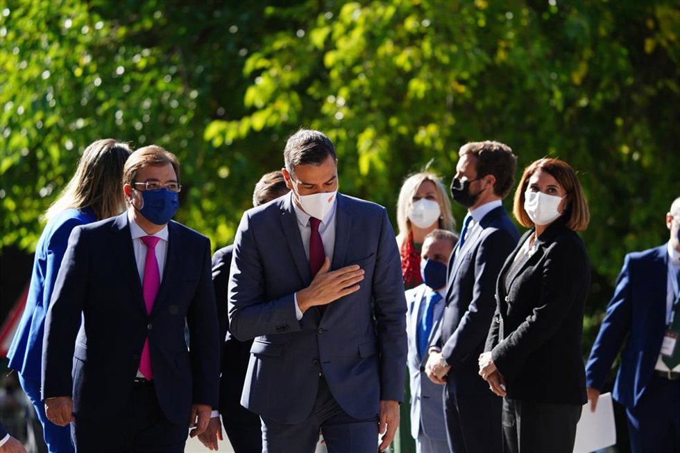 El presidente de la Junta de Extremadura, Guillermo Fernández Vara (i) y el presidente del Gobierno, Pedro Sánchez (d)