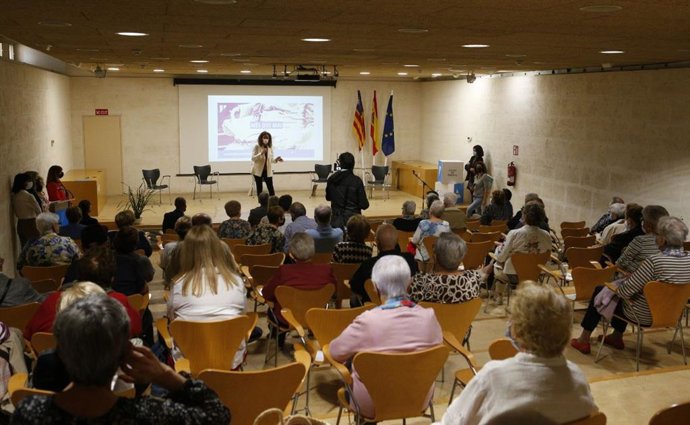 La presidenta del Consell de Mallorca, Catalina Cladera, en el primer acto organizado por la institución insular para homenajear a las personas mayores.