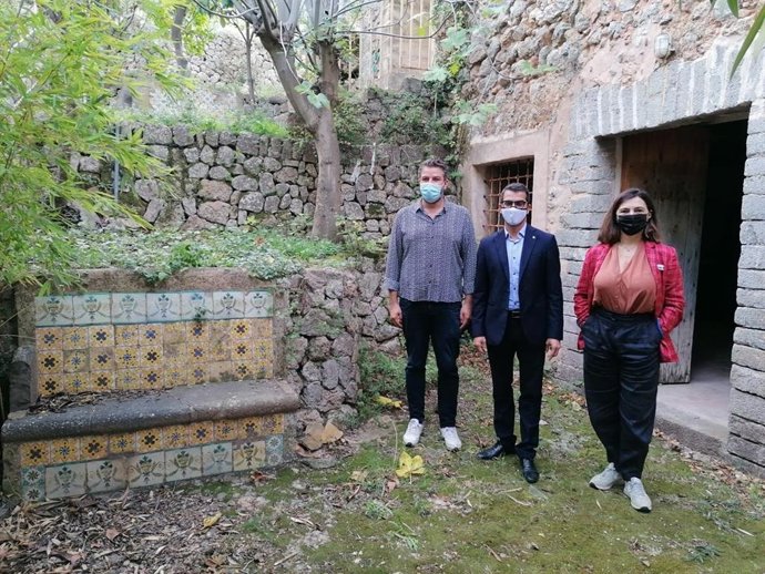 El conseller de Fondos Europeos, Universidad y Cultura, Miquel Company, y el alcalde de Dei, Lluís Apesteguia.