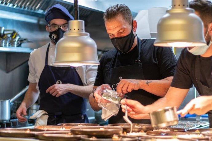 Los chefs Aurelio Morales y Chechu González acercaron la alta gastronomía a Granada en un 'Cuatro Manos' celebrado en María de la O.