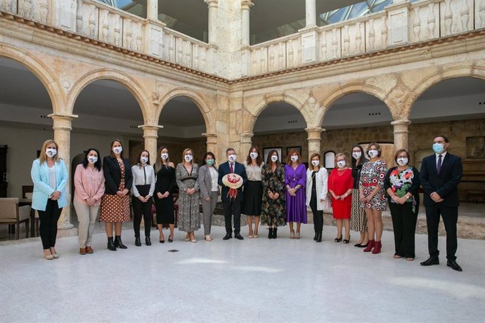 El presidente de Castilla-La Mancha, Emiliano García-Page, y la consejera de Igualdad Blanca Fernández, mantienen un encuentro, con las cinco mujeres rurales premiadas