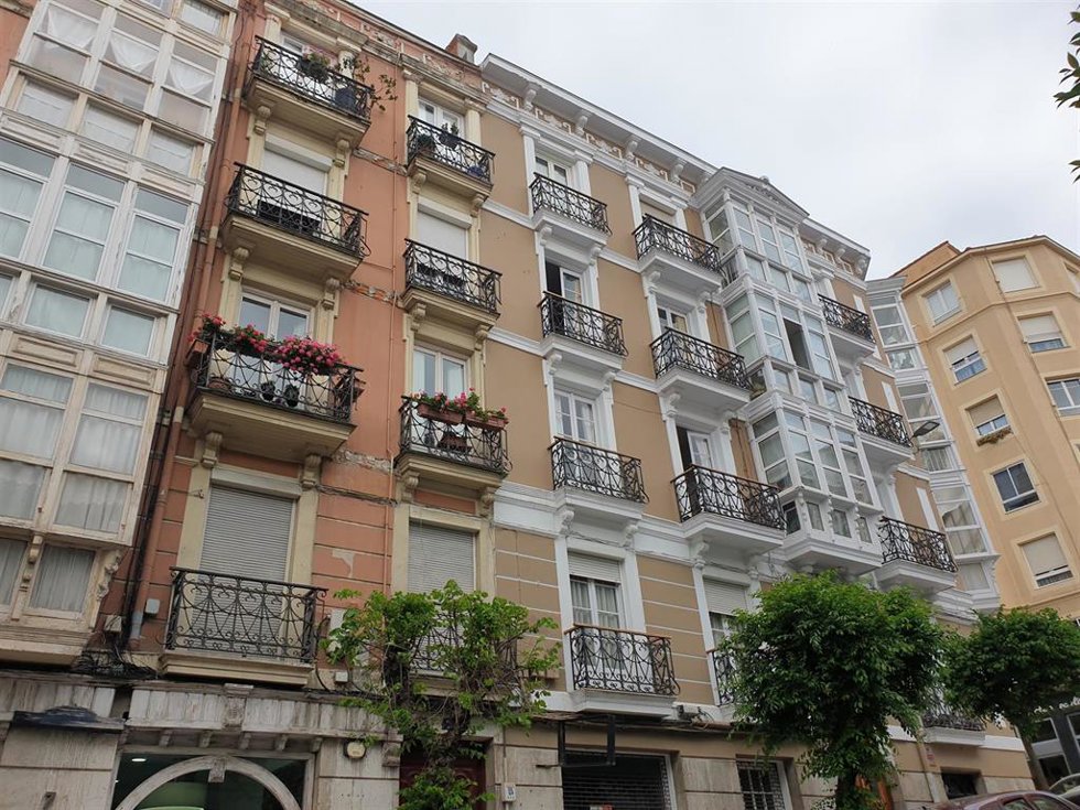 Archivo - Viviendas en Santander, en una imagen de archivo.