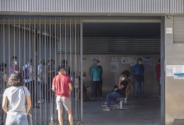 Archivo - Usuarios guardan cola para recibir atención primaria en el centro de salud 'El Alamillo¡. En Sevilla (Andalucía,España), a 28 de septiembre de 2020.