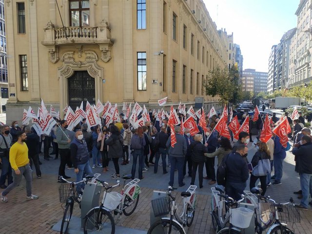 Concentración de protesta en Valladolid por el atentado a la sede del CGIL en Roma.