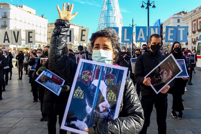 Archivo - Participantes en la concentración de Igualdad Animal sostienen carteles con fotos de animales. La organización denuncia "la relación" de la ganadería industrial con las pandemias y "el maltrato sistemático que padecen millones de animales" en 