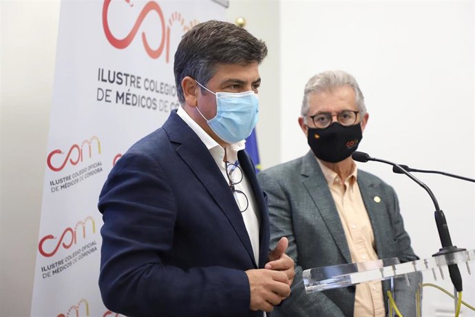 El delegado de Cohesión Social, Consumo, Participación Ciudadana y Protección Civil en la Diputación de Córdoba, Rafael Llamas (izda.), y el presidente del Colegio de Médicos, Bernabé Galán.