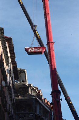 Archivo - Un grúa durante el desmontaje del edificio siniestrado en el número 98 de la calle Toledo, en Madrid (España), a 22 de enero de 2021.