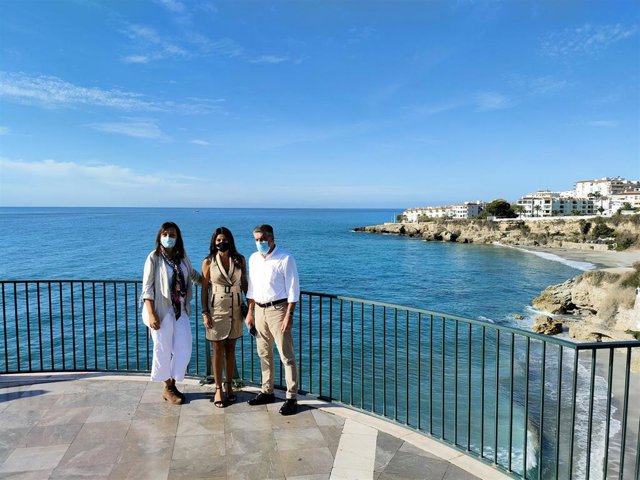 La delegada territorial de Turismo de la Junta en Málaga, Nuria Rodríguez, visita Nerja