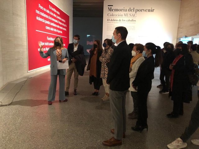 El viceconsejero de Cultura, Raúl Fernández Sobrino, visita las nuevas exposiciones del MUSAC.