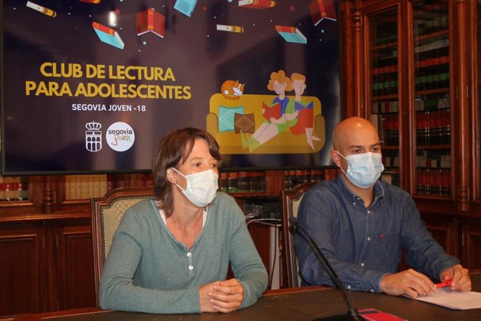 La responsable del club, Mariu Diaz-Miguel (izquierda) y el concejal de Juventud, Ángel Galindo.