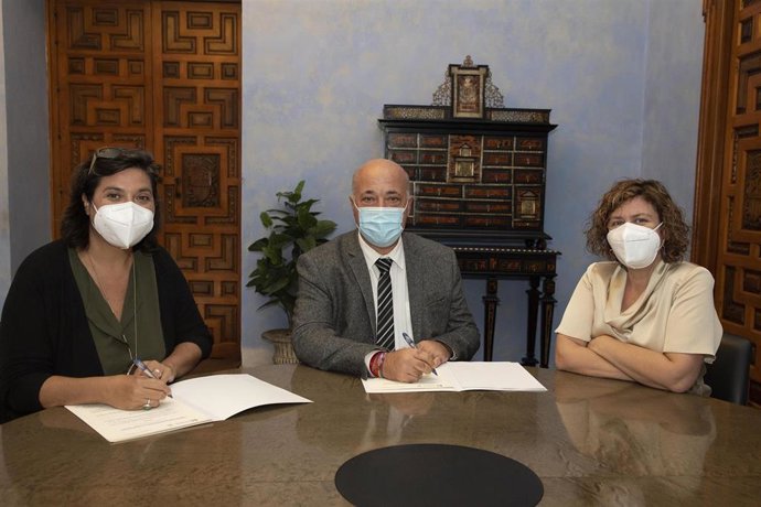 El presidente de la Diputación, Antonio Ruiz, en la firma con la Asociación Coglobal.