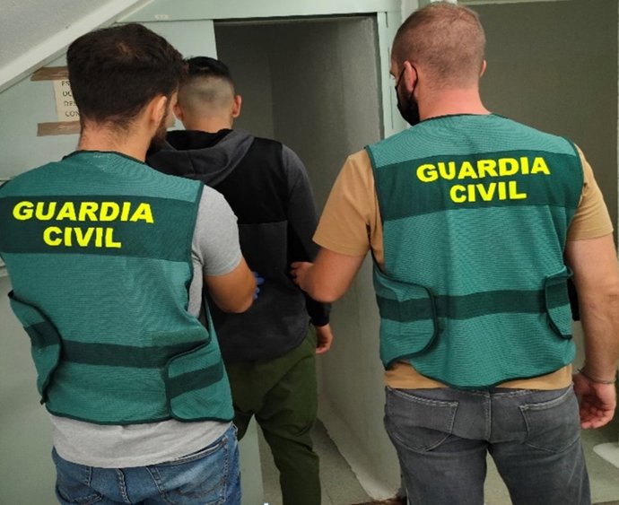 Agentes de la Guardia Civil, con el joven detenido.