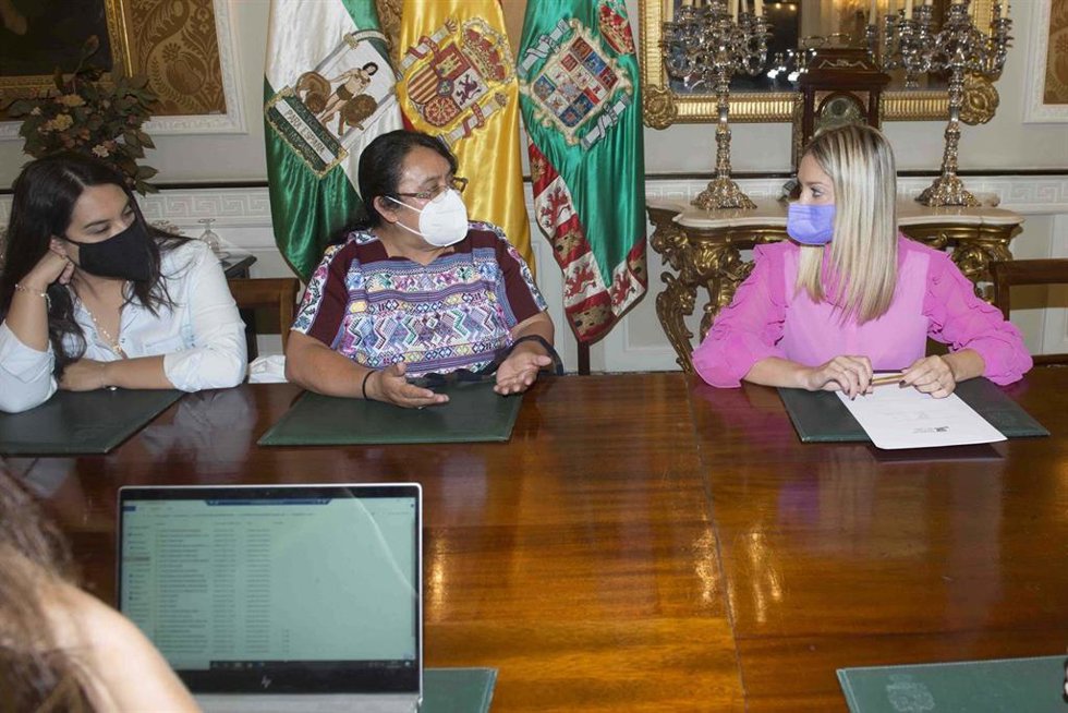 La diputada de Desarrollo Democrático de la Diputación de Cádiz, Lucía Trujillo, durante el encuentro de trabajo con la ONGD Acción Sin Fronteras y su filial en Guatemala Kabawil.