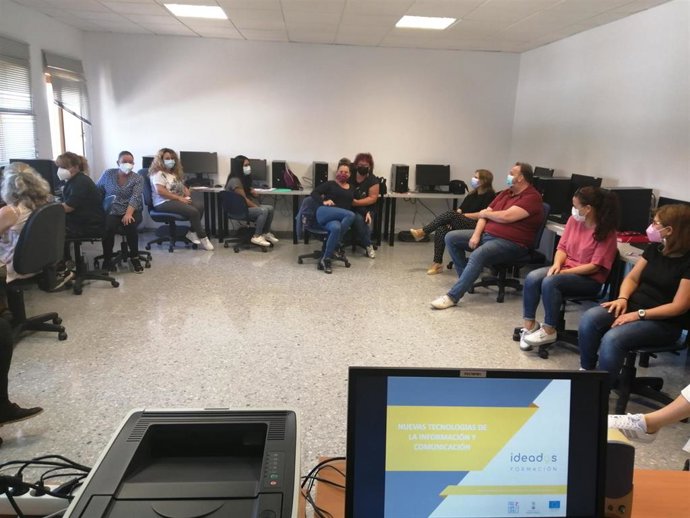 El proyecto de fomento del empleo Relanza-T ha comenzado con la impartición de dos itinerarios formativos.