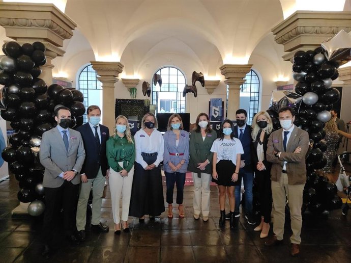 La delegada de Juventud y Deportes de la institución provincial, Ana Blasco (tercera por la izda.), y la consejera de Empleo, Formación y Trabajo Autónomo, Rocío Blanco (quinta), en la inauguración de Eutopía.