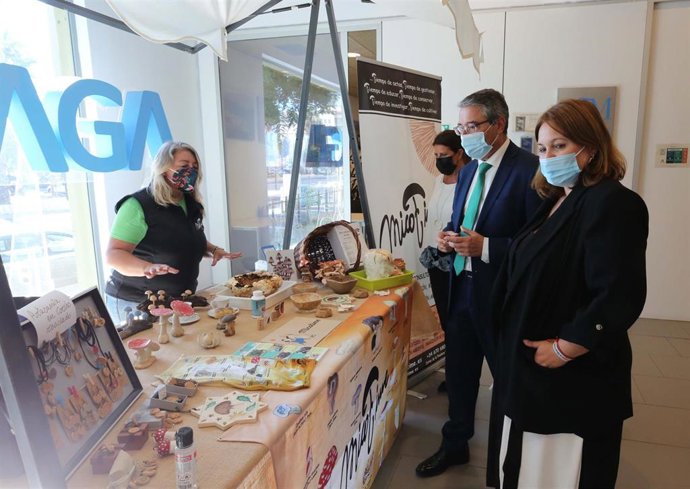 Mujeres emprendedoras dan a conocer sus negocios en la Diputación con motivo del Día de la Mujer Rural