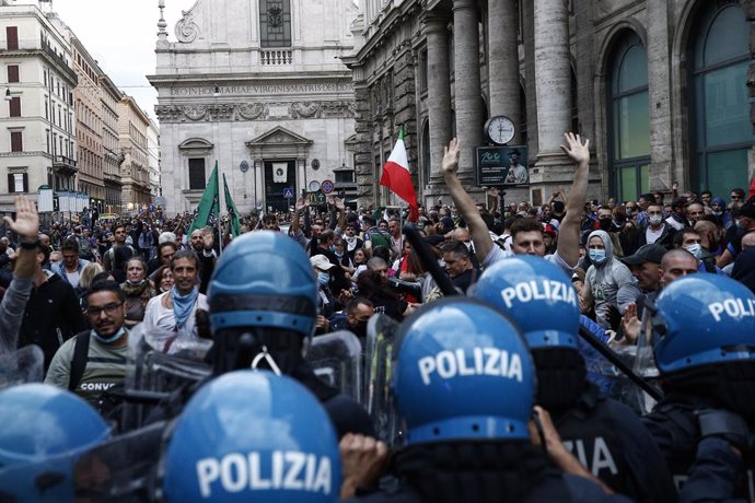 09 October 2021, Italy, Rome: Protesters and police officers clash during a demonstration against the Corona health pass. Italian workers in the public and private sectors will have to show a health passport to enter their workplace from 15 October. Pho