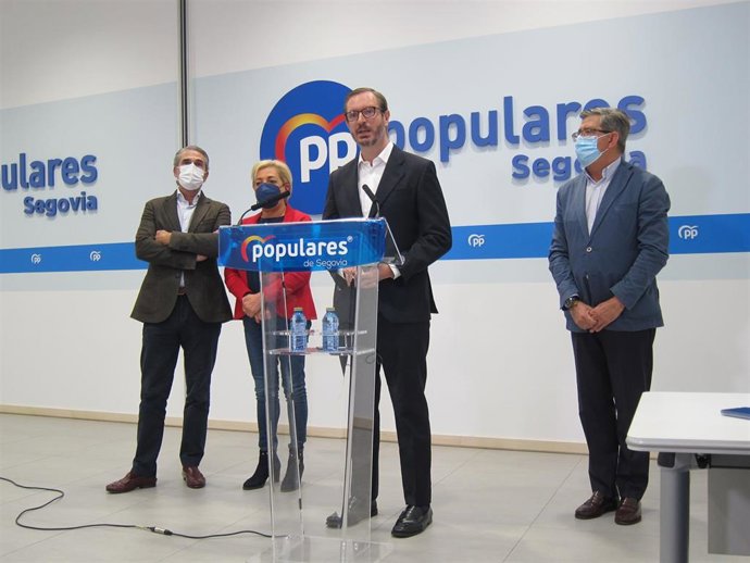 Maroto (C) durante la rueda de prensa en Segovia donde ha analizado los PGE para 2022.