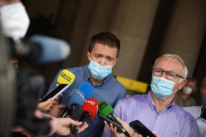 El líder de Más País, Íñigo Errejón (i), y el alcalde de Valencia, Joan Ribó (d), atienden a los medios frente al Ayuntamiento de Valencia