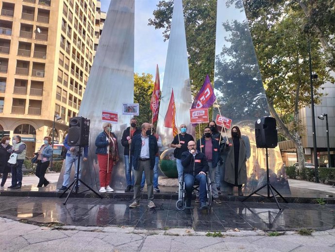 Concentracion de CCOO y UGT Aragón en apoyo al sindicato italiano CGIL tras el asalto a su sede de una manifestacion ultraderechista.