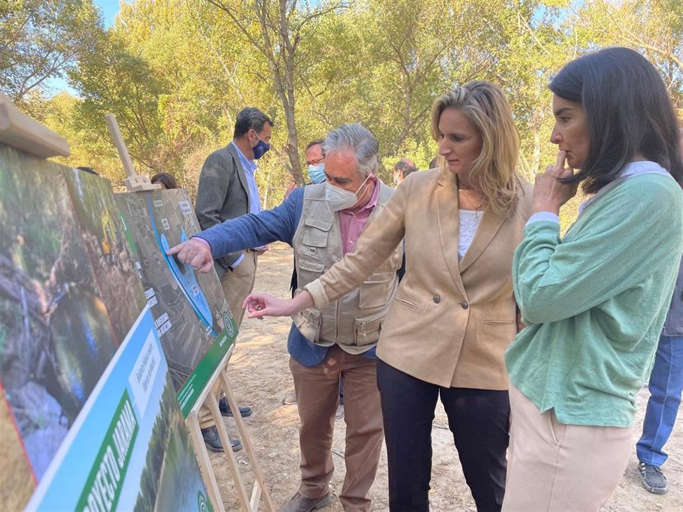La consejera de Medio Ambiente, Vivienda y Agricultura, Paloma Martín, durante su visita al Proyecto Jarama en San Sebastián de los Reyes.