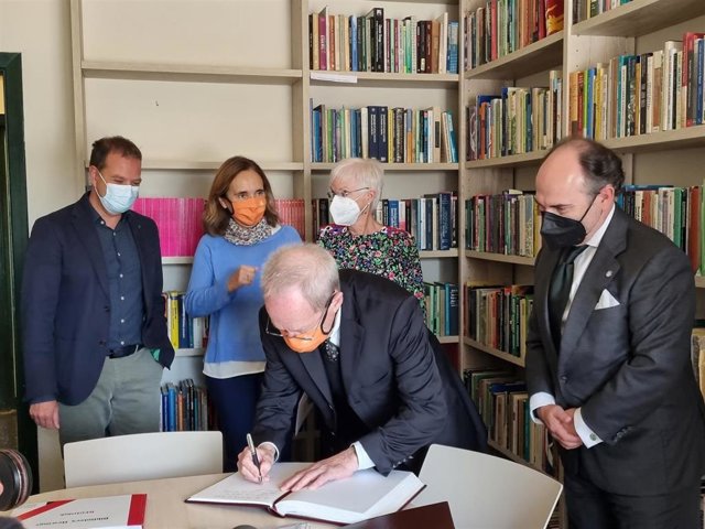 De izquierda a derecha, Fernando Rubiera, coordinador del Grupo RegioLAB; Carmen Benavides, decana de la Facultad de Economía y Empresa, Adriana y Geoffrey Hewings, e Ignacio Villaverde, rector de la Universidad de Oviedo.