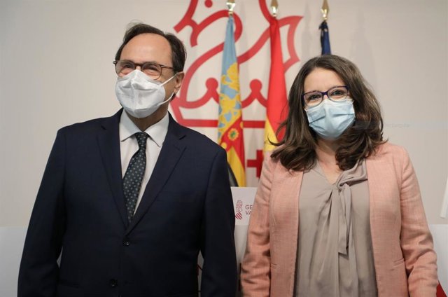 Vicent Soler y Mónica Oltra tras la rueda de prensa posterior al Pleno del Consell.