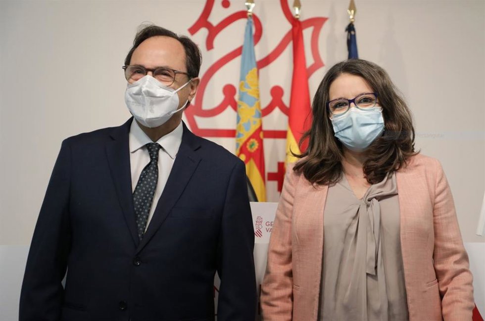 Vicent Soler y Mónica Oltra tras la rueda de prensa posterior al Pleno del Consell.