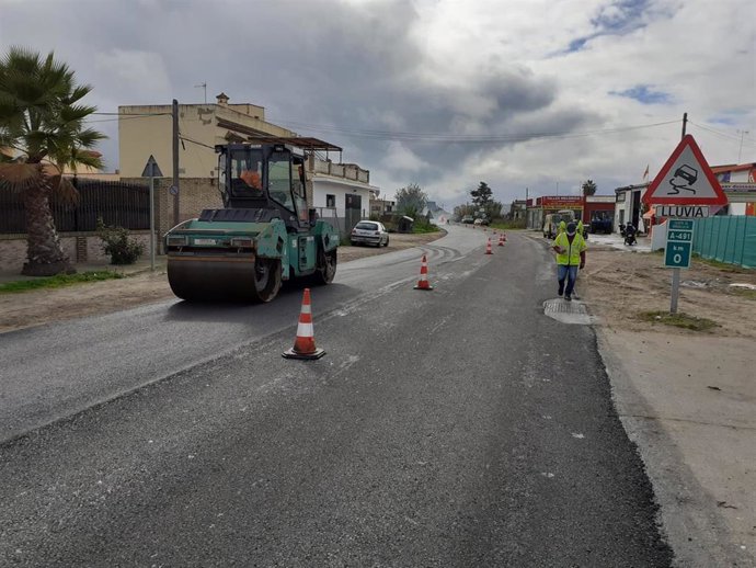 Archivo - Trabajos de mejora de firme en la carretera A-491 en Chipiona