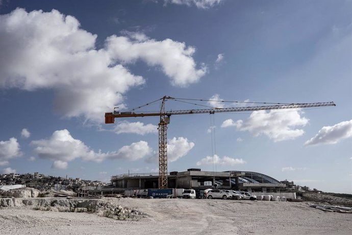 Archivo - 11 April 2021, Israel, Jerusalem: A general view of the housing construction in the Israeli settlement Homat Shmuel, or Har Homa, in East Jerusalem on land expropriated in 1991, with the Palestinian village of Umm Tuba depicted in the left bac