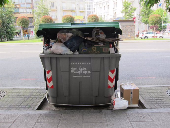 Archivo - Contenedor de basura en Santander.- Archivo