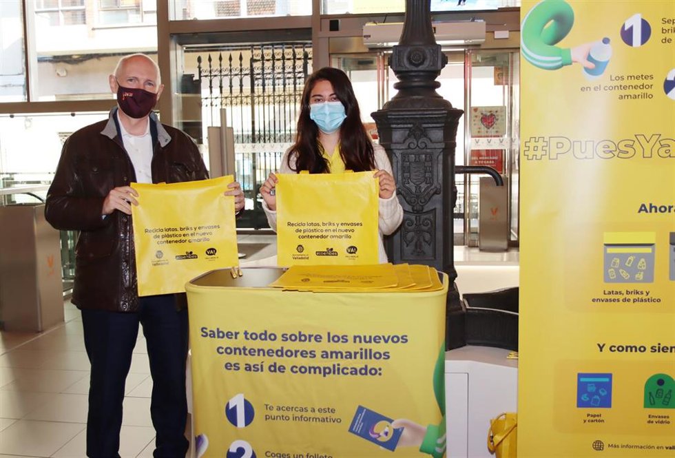 El concejal de Salud Pública y Seguridad Ciudadana del Ayuntamiento de Valladolid, Alberto Palomino, presenta la campaña informativa sobre el contendor amarillo.