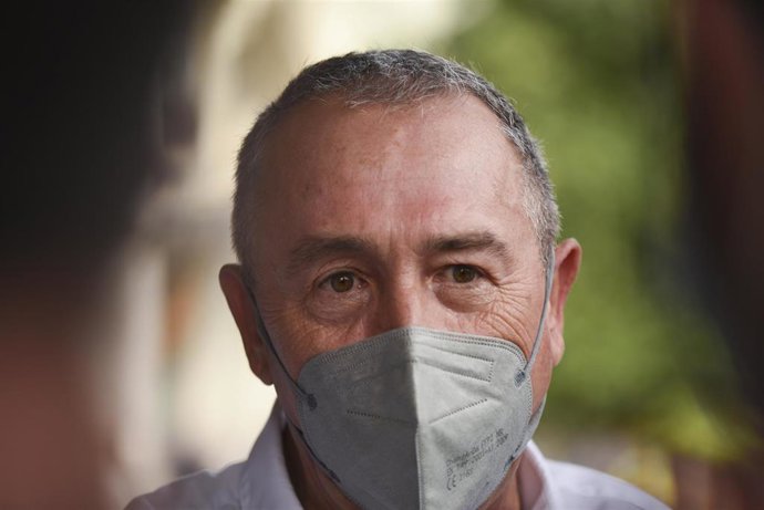 El portavoz de Compromís en el Congreso, Joan Baldoví, atiende a los medios frente al Ayuntamiento de Valencia