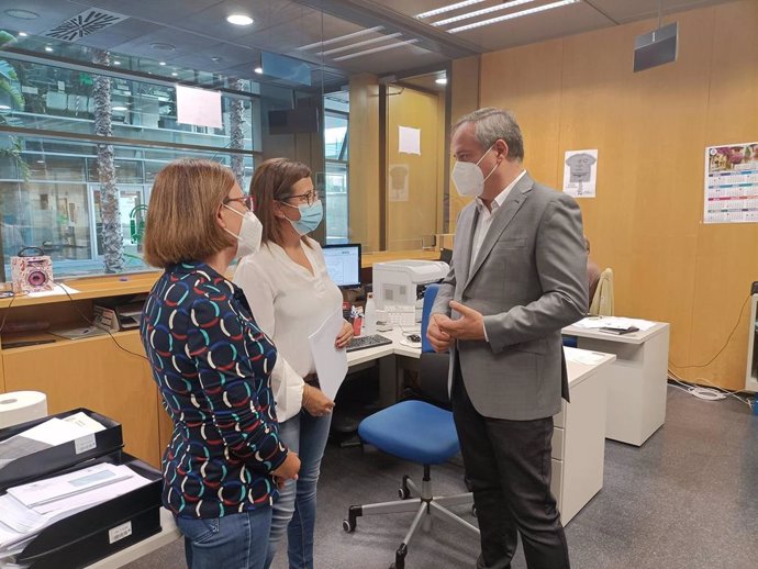 El delegado de Justicia de Almería visita el registro civil de Almería.