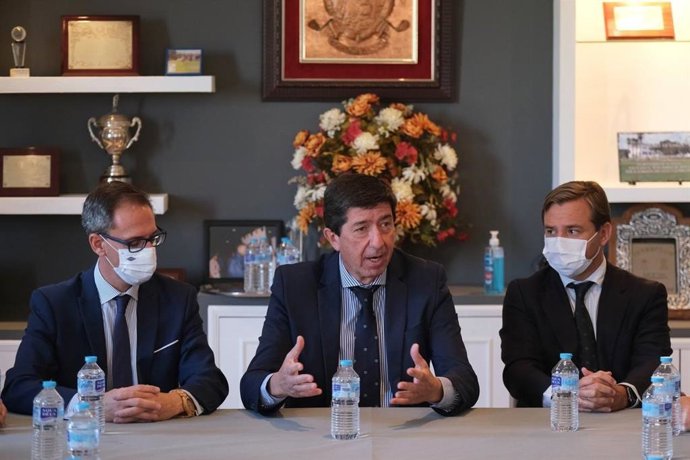 El vicepresidente de la Junta de Andalucía y consejero de Turismo, Regeneración, Justicia y Administración Local, Juan Marín (centro), en Pozoblanco.