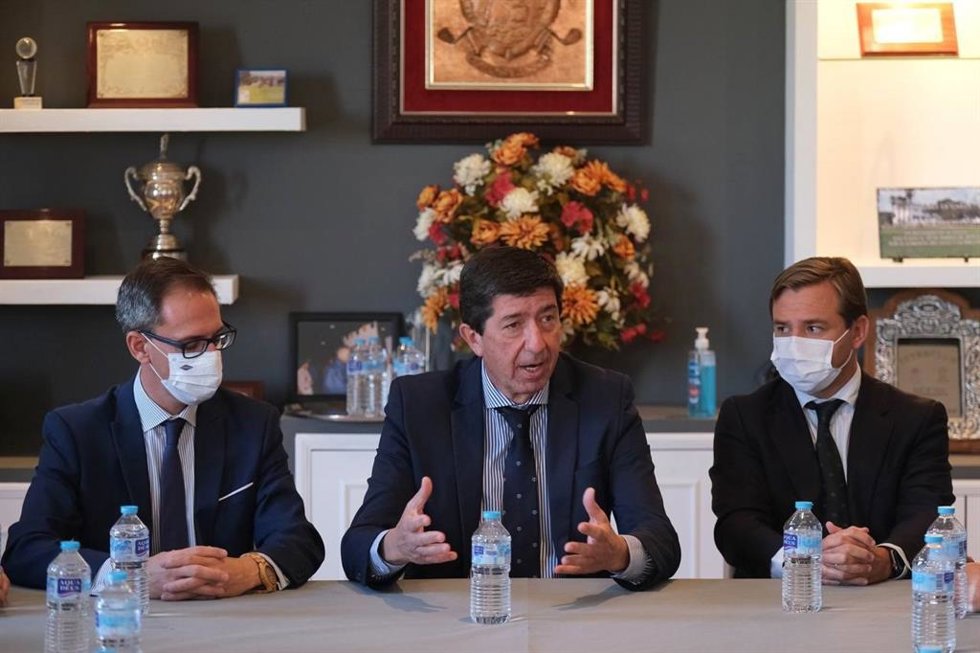 El vicepresidente de la Junta de Andalucía y consejero de Turismo, Regeneración, Justicia y Administración Local, Juan Marín (centro), en Pozoblanco.