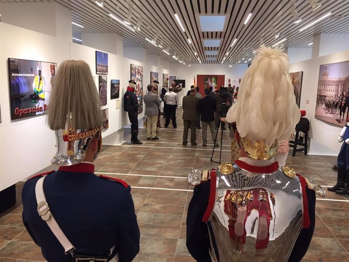 La Guardia Real muestra su historia en una exposición de la Sala de la Provincia de Diputación de Huelva.