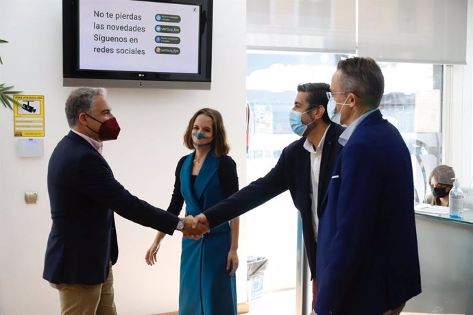 El consejero de la Presidencia, Administración Pública e Interior, Elías Bendodo, visita la sede del Grupo Vértice en Málaga.